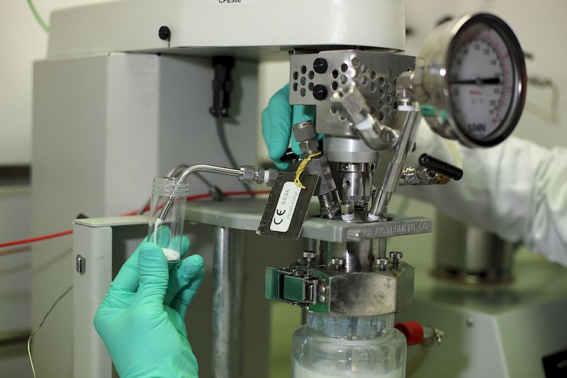 Réacteur de synthèse de polymères en milieux dispersés